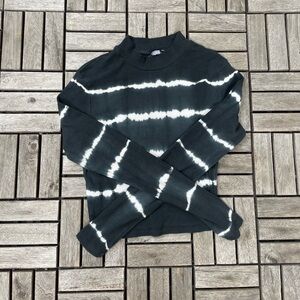 Long sleeve navy and white tie-dye tee.
